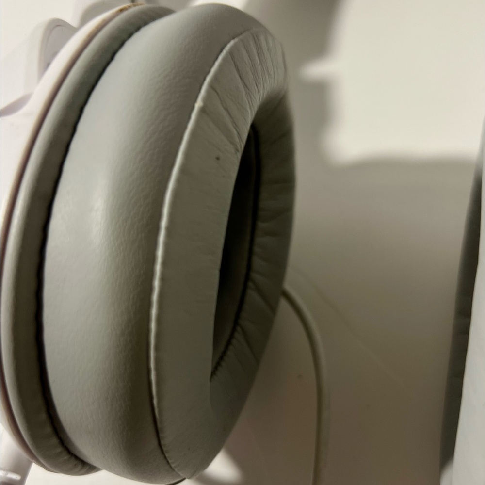 Razer White and Gray Over-Ear Headphones - Picture 6 of 8